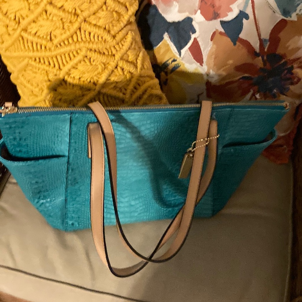 Turquoise skin look, Kate Landry bag